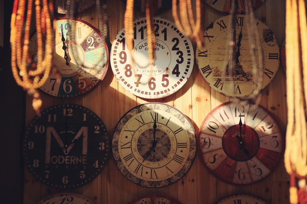 4 Types Of Clocks Every Home Should Have - what are the two different types of clocks
