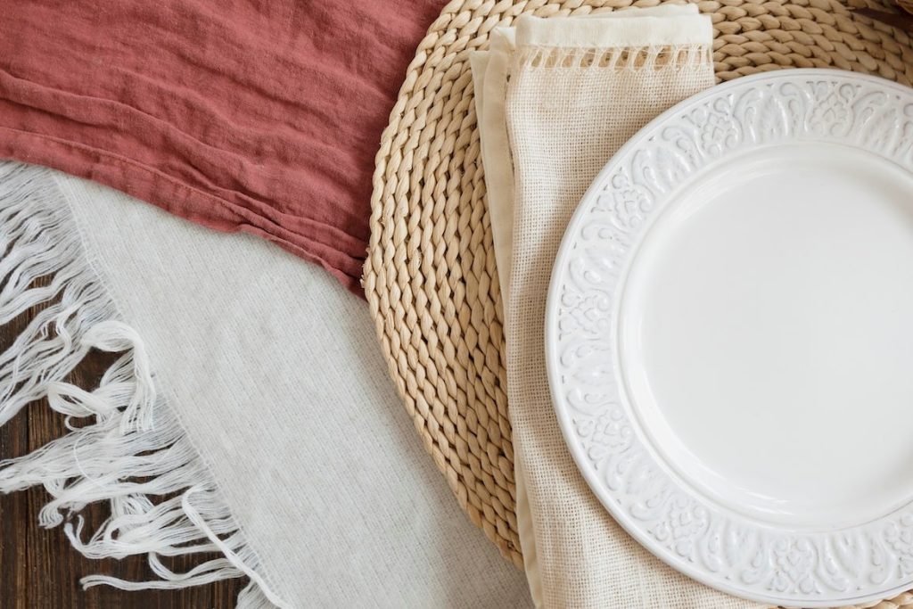 How to Choose the Right Color Tablecloth for Your Dining Room - what color tablecloth with white dishes