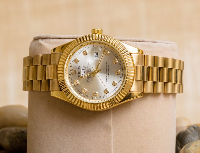 Comprehensive insights on choosing a delicate gold watch as a gift for your loved one