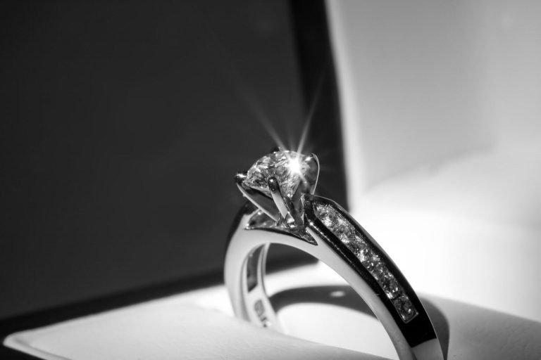 Trends in Simple Engagement Rings: Minimalist Designs with Maximum Impact