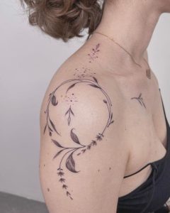 Shoulder Blade Tattoos for Women - classy shoulder tattoos female