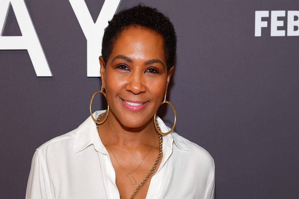 Daylen Ali Carolina: Biography, Family, Privacy Young woman with curly hair standing in a suburban street