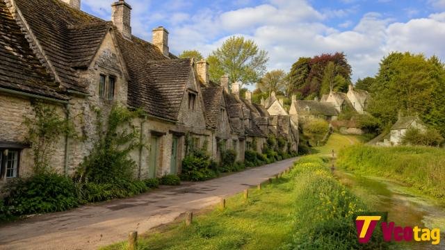Arlington Row in Bibury with historic Cotswolds cottages