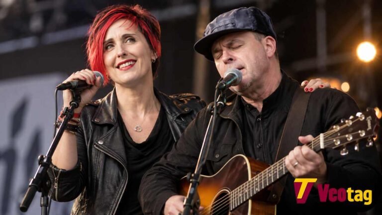 Dave Hemingway Wife: Is The Beautiful South Singer Married? Dave Hemingway performing on stage with a female singer